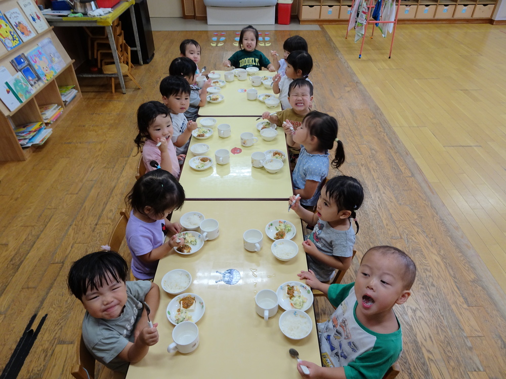 ご飯を食べる子ども