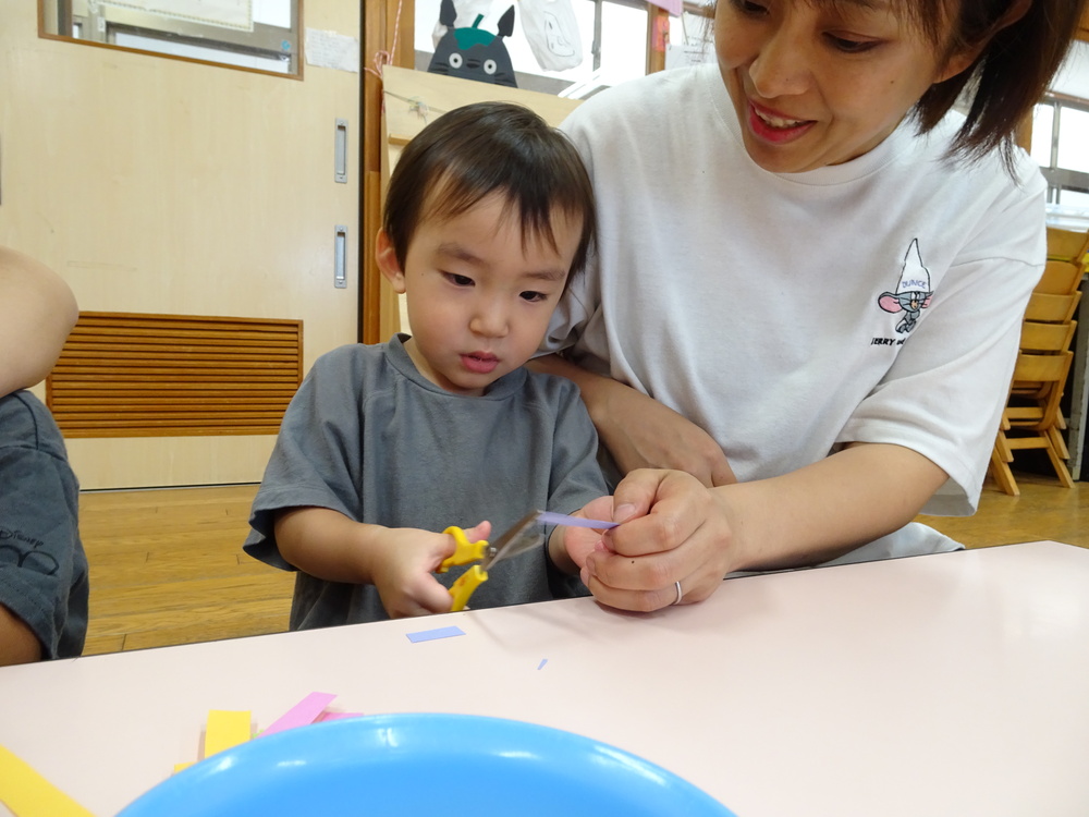 ハサミを使う子ども２