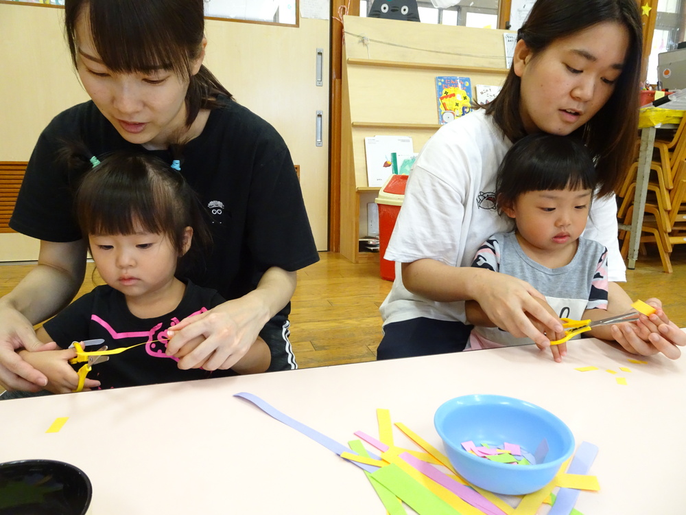 ハサミを使う子ども３