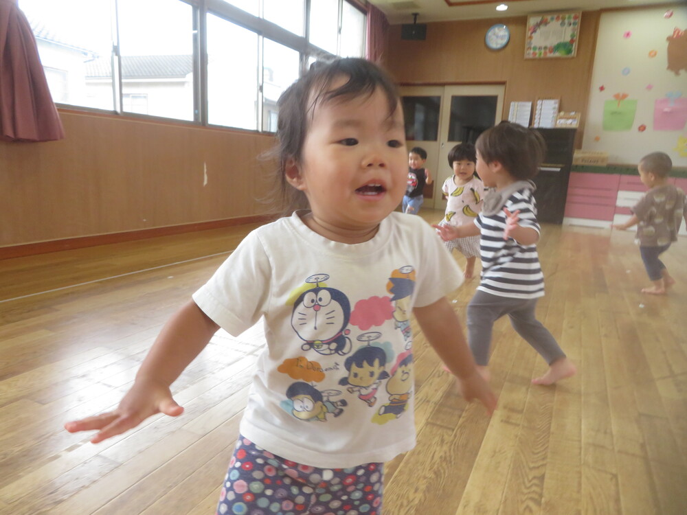 遊戯室で遊ぶ様子 (4)