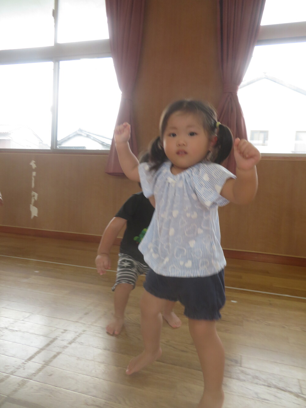 遊戯室で遊ぶ様子