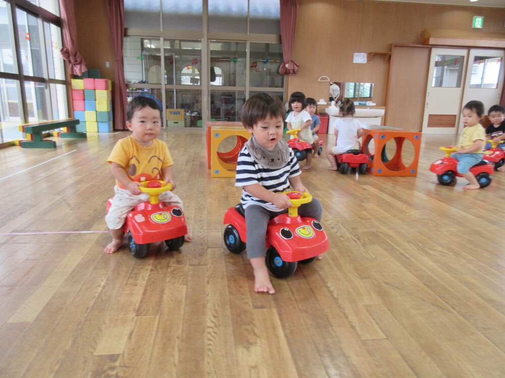 コンビカーで遊んでいる様子
