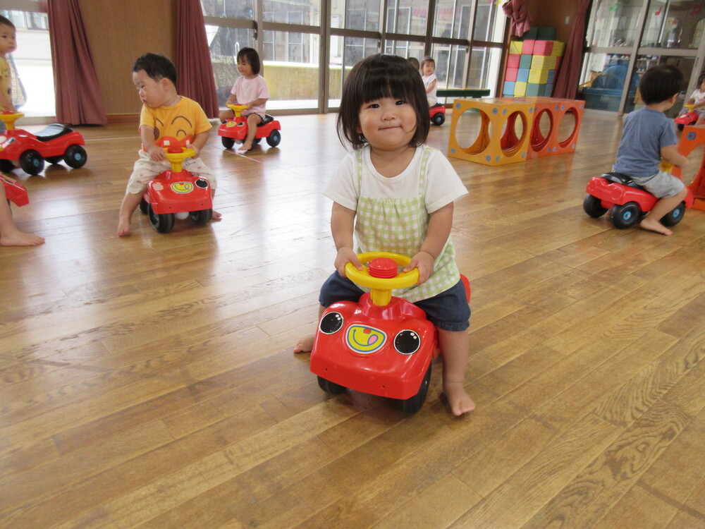 コンビカーで遊んでいる様子