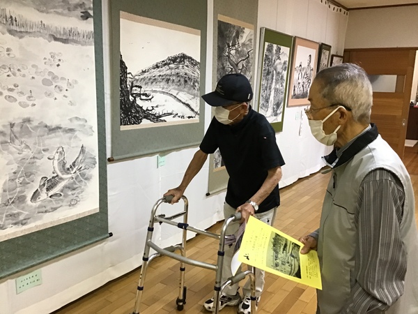 作品を見ておられます
