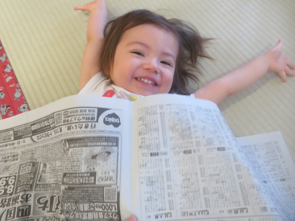 新聞紙で遊ぶ様子 (1)