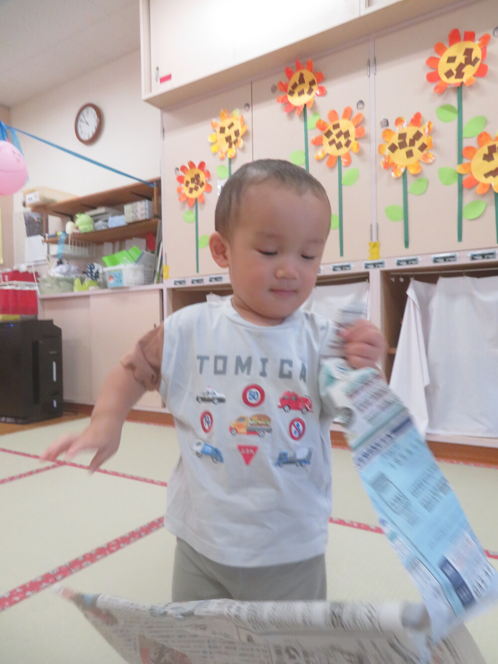 新聞紙で遊ぶ様子 (6)