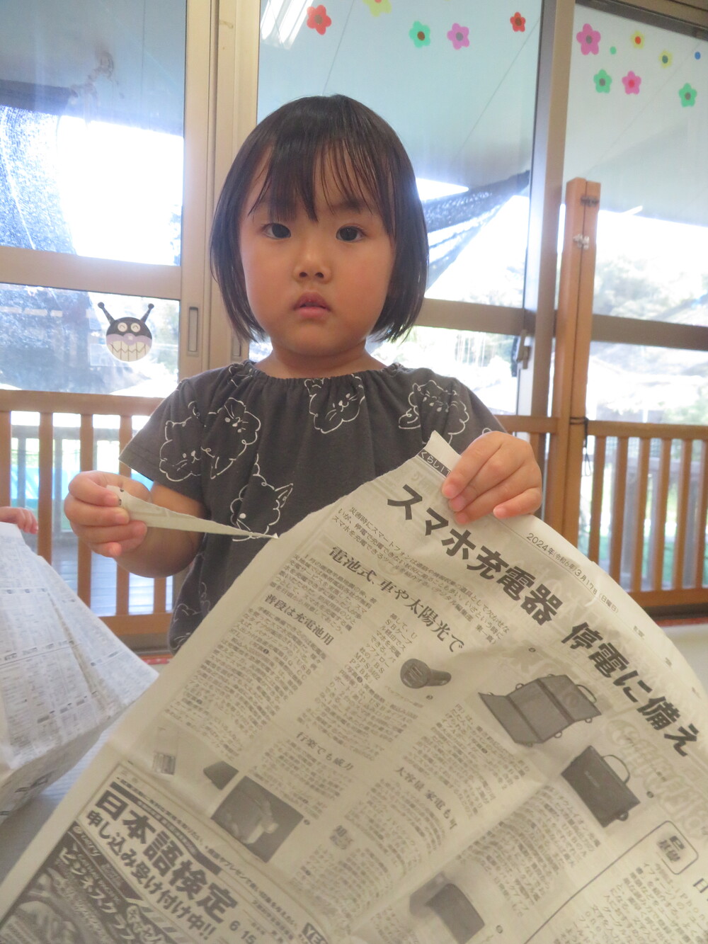 新聞紙で遊ぶ様子 (5)