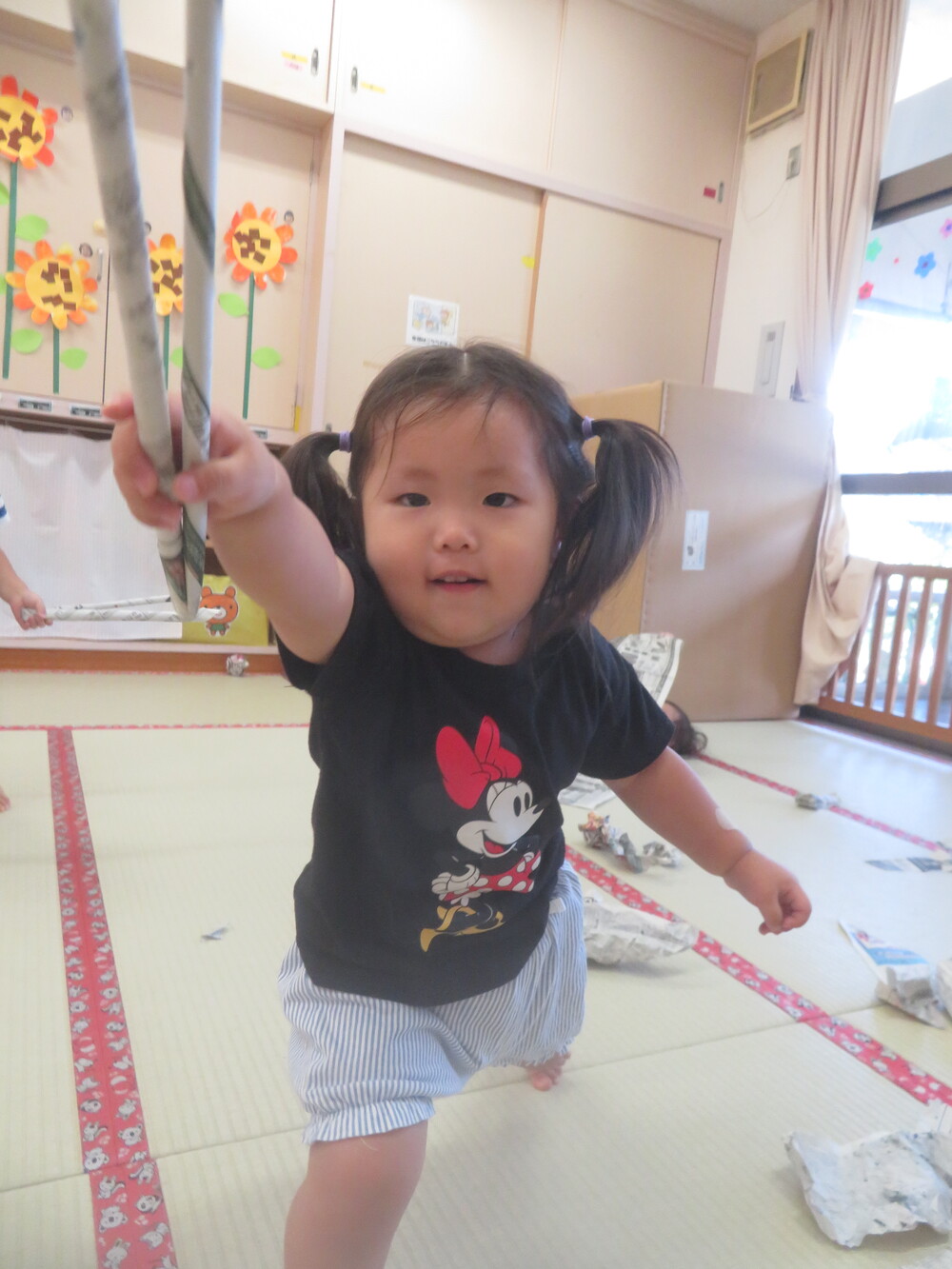 新聞紙で遊ぶ様子 (2)