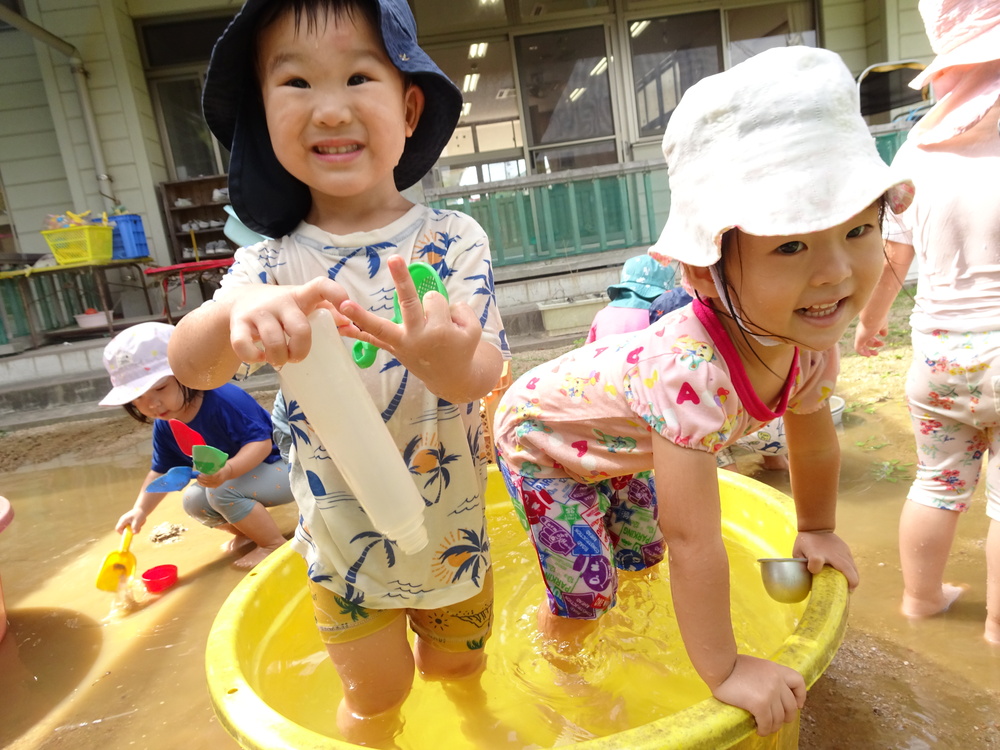 泥んこ遊びをする子ども (3)