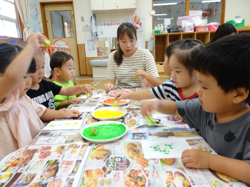 製作を楽しむ子ども (1)