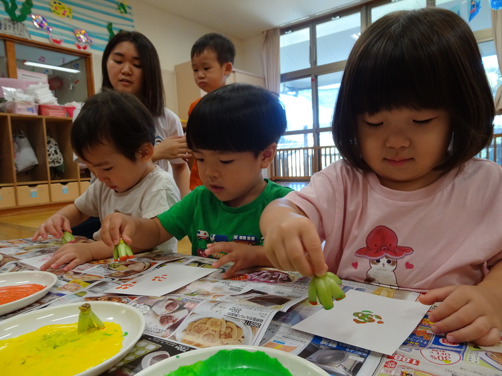 製作を楽しむ子ども (2)