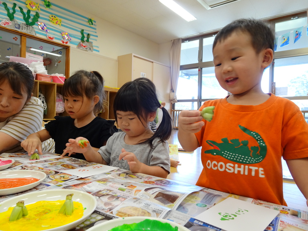 製作を楽しむ子ども (4)