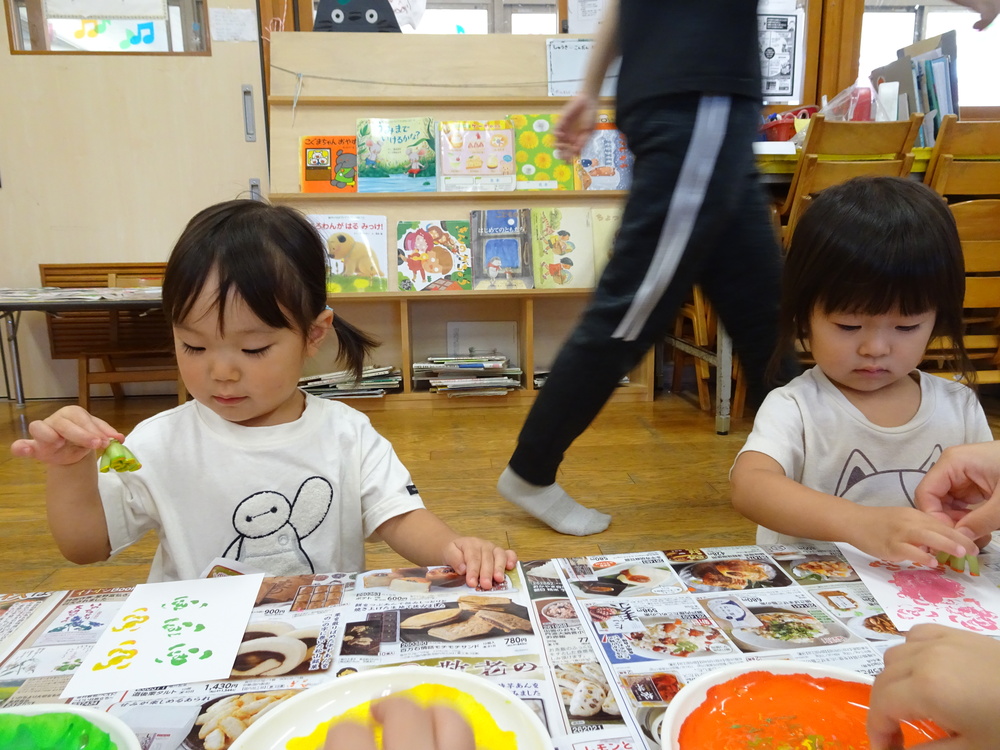 製作を楽しむ子ども (5)