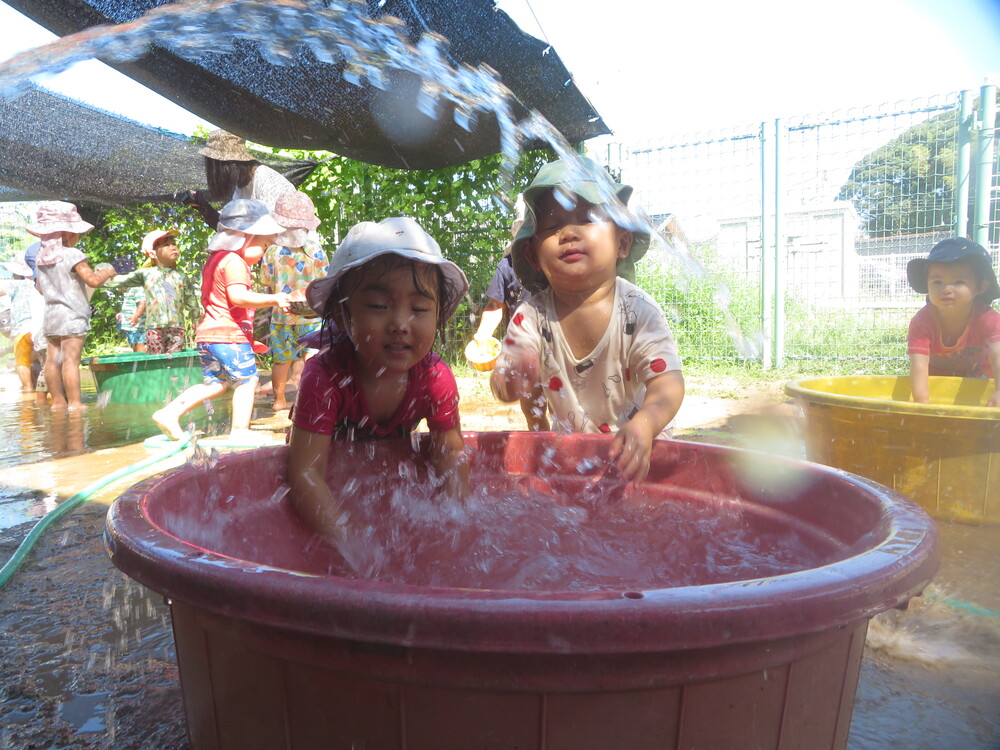 どろんこ遊びをする様子 (5)