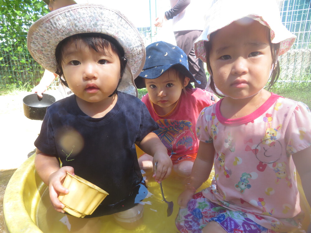 どろんこ遊びをする様子 (1)