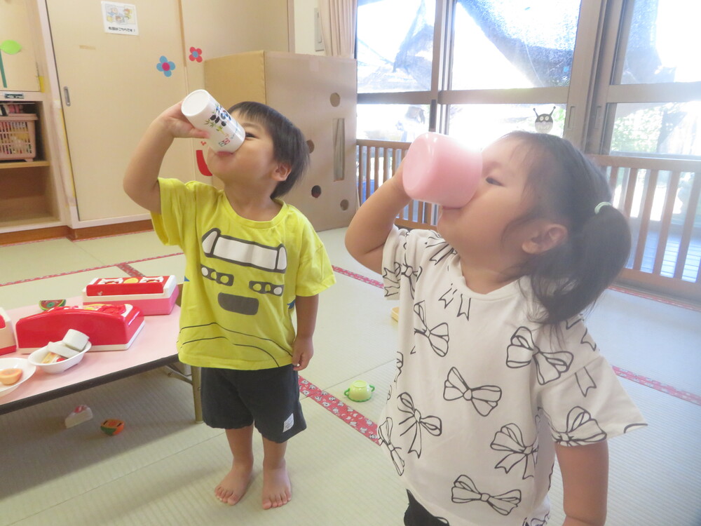 室内で遊ぶ様子