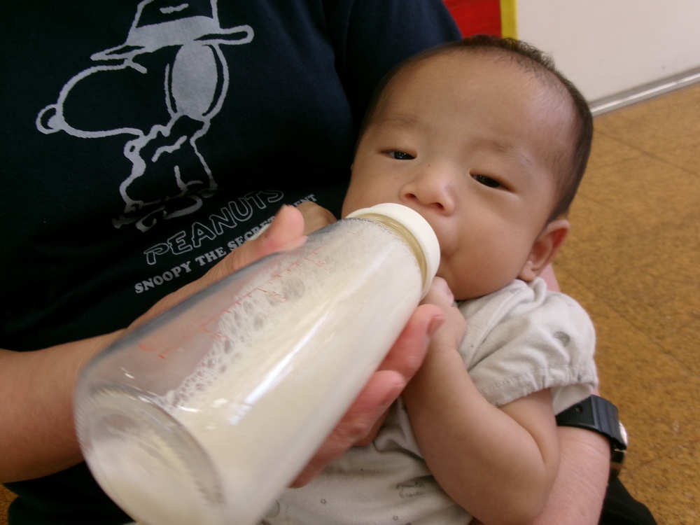 ミルクを飲む