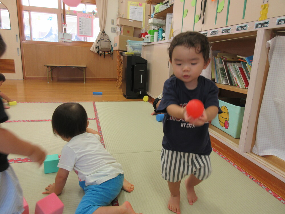 ソフト積み木で遊んでいる様子