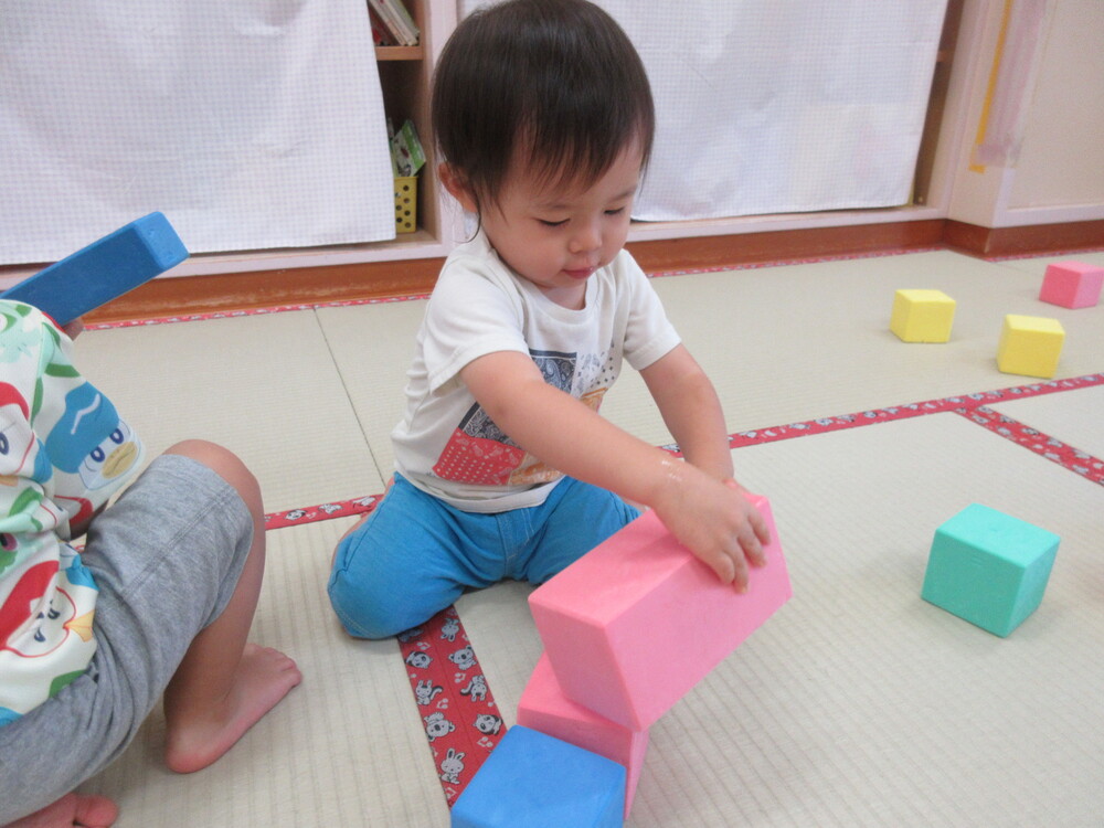 ソフト積み木で遊んでいる様子