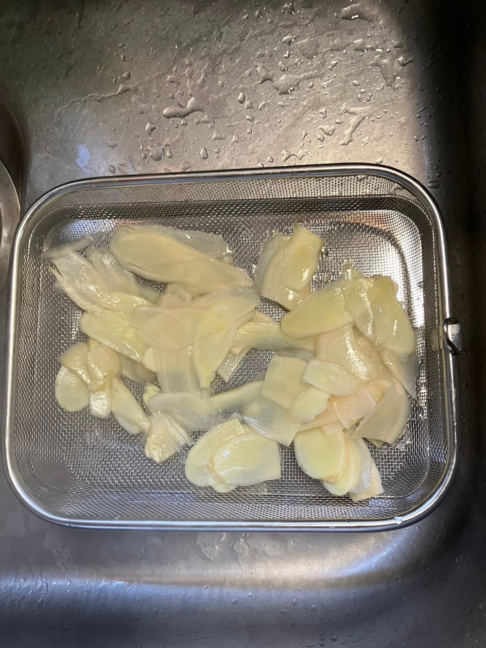 熱湯をかける