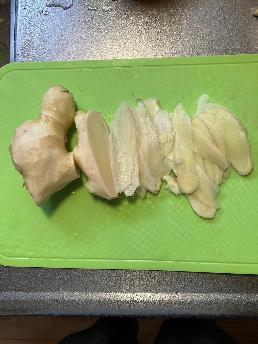 ショウガを薄く切る