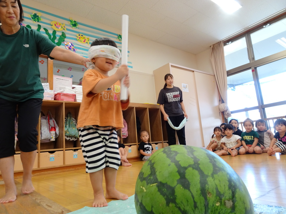 スイカ割りを楽しむ子ども (1)