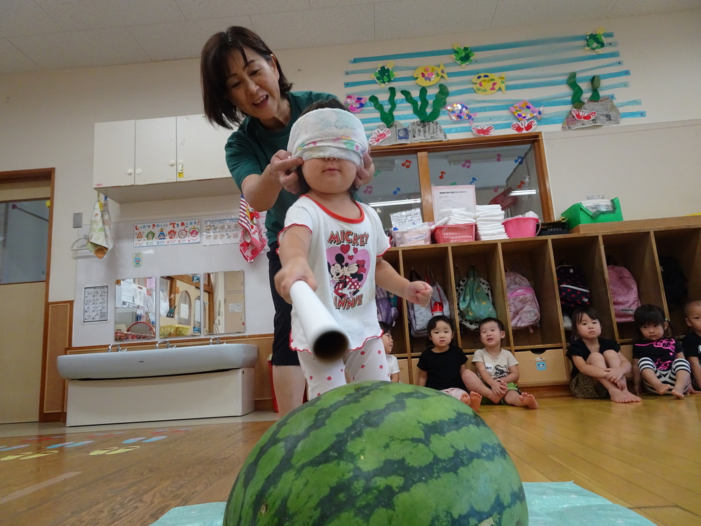 スイカ割りを楽しむ子ども (3)