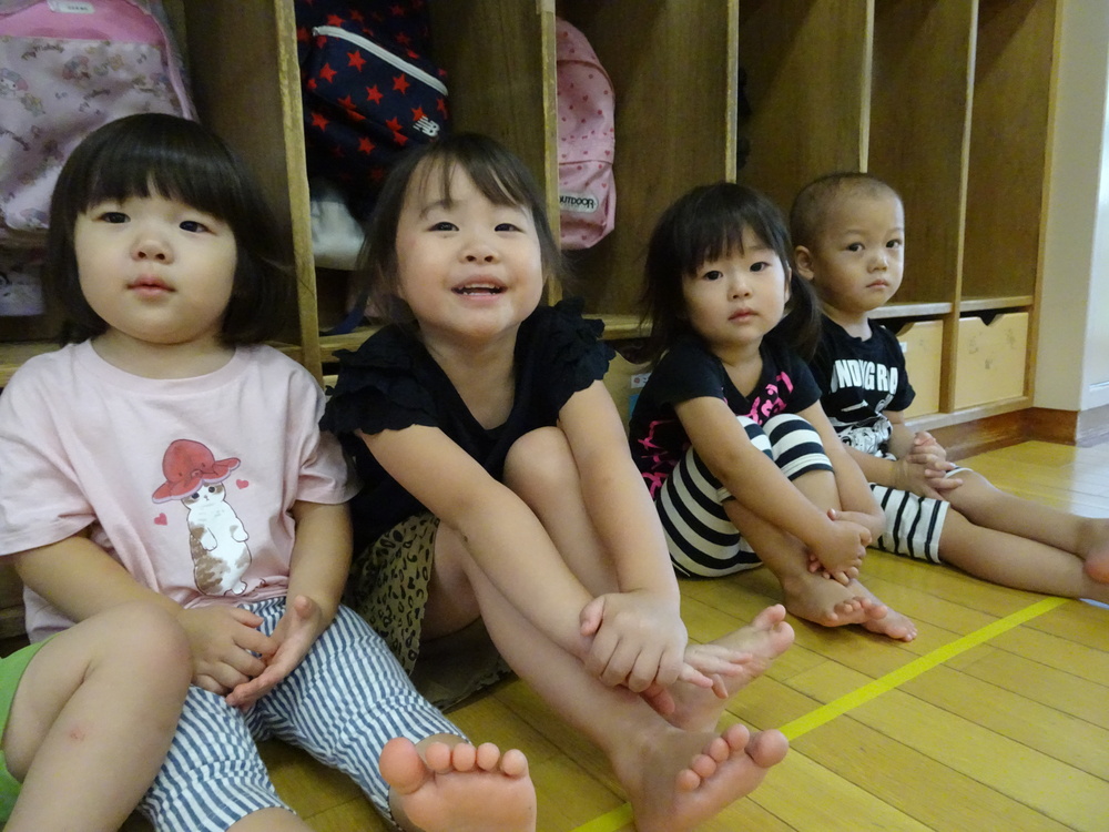 スイカ割りを楽しむ子ども (4)