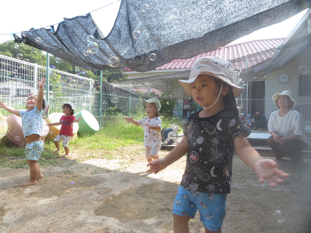 しゃぼん玉遊び (1)