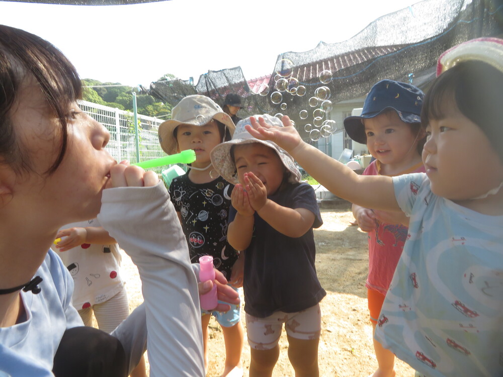 しゃぼん玉遊び (3)