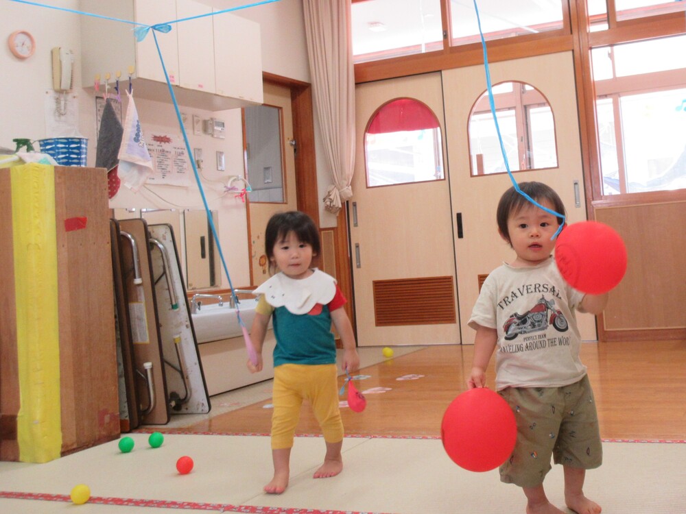 風船で遊んでいる様子