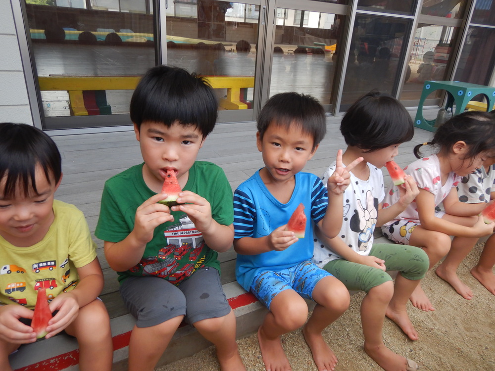 スイカを食べる子ども