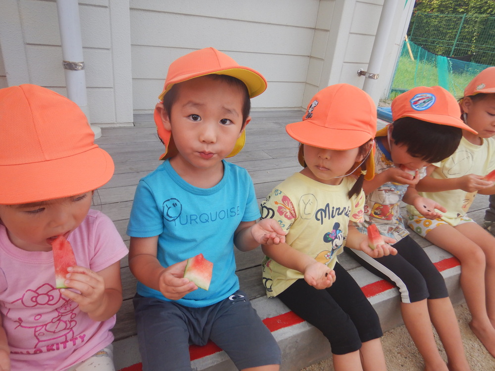 スイカを食べる子ども