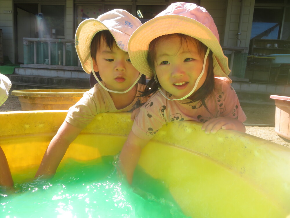 どろんこ遊びをする様子