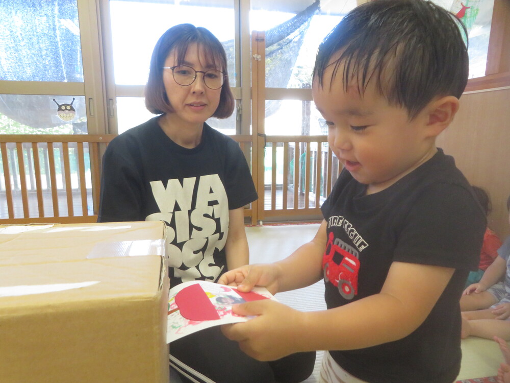 ポストにハガキを入れる様子