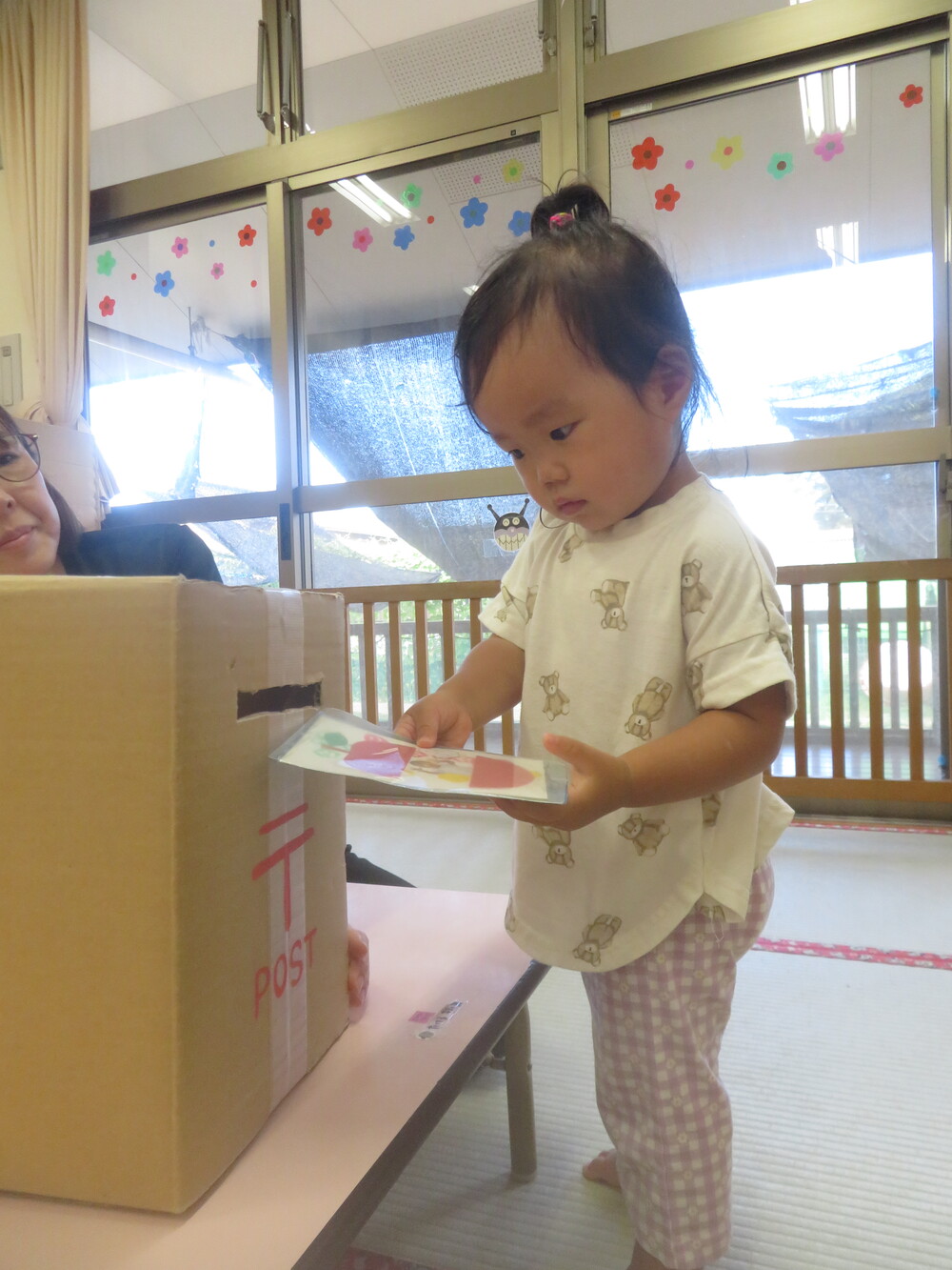 ポストにハガキを入れる様子４