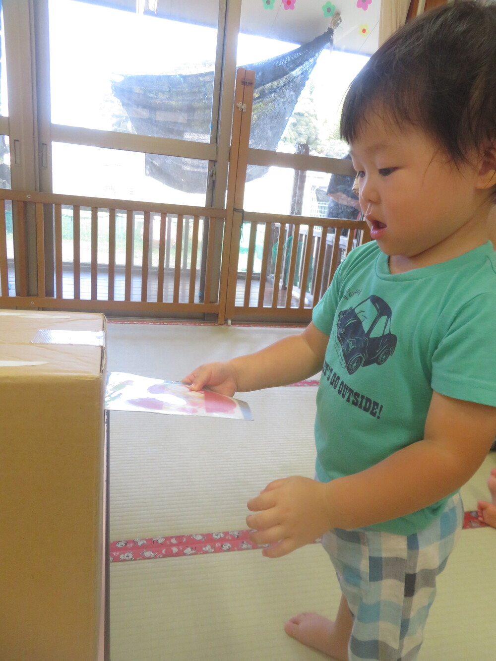 ポストにハガキを入れる様子３