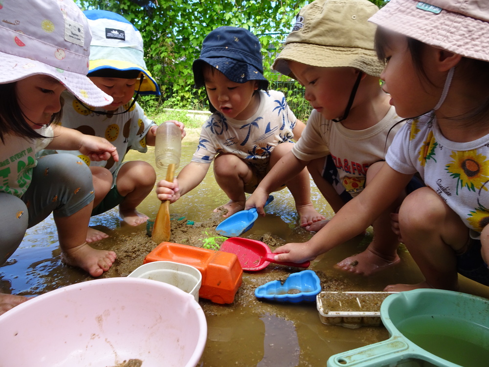 どろんこ遊びをする子ども (1)