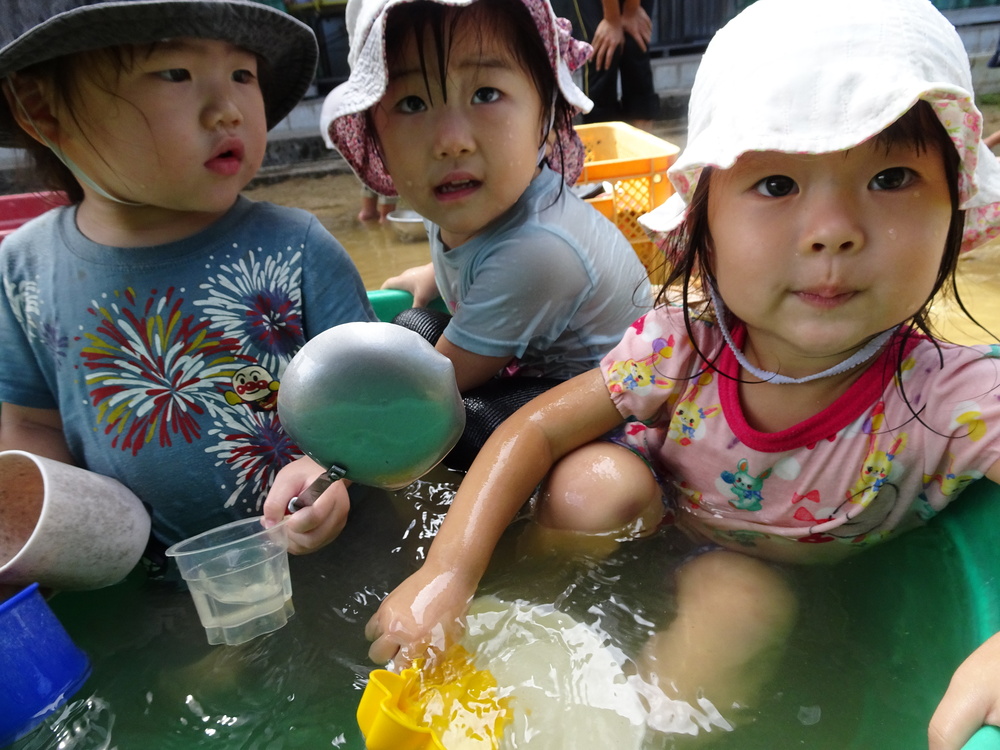 どろんこ遊びをする子ども (2)