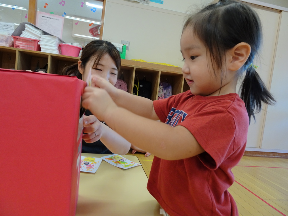 ポストにはがきを入れる子ども (1)