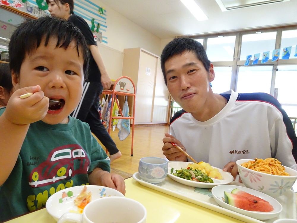 給食を食べる様子