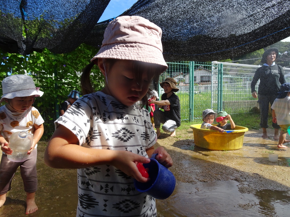 色水で遊ぶ子ども