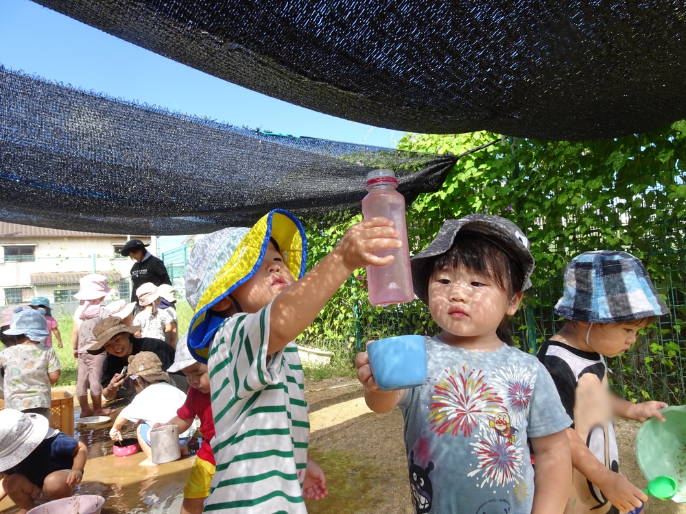 色水で遊ぶ子ども (5)
