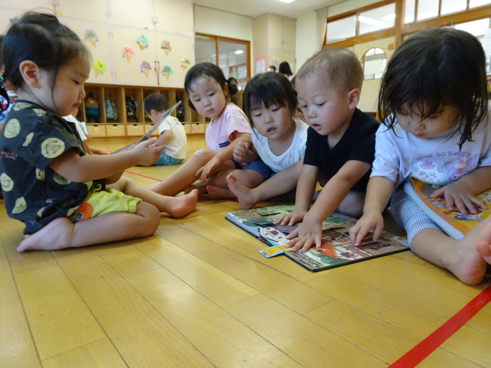 絵本を見る子ども１