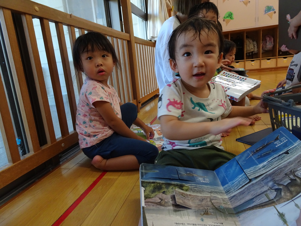 絵本を見る子ども２