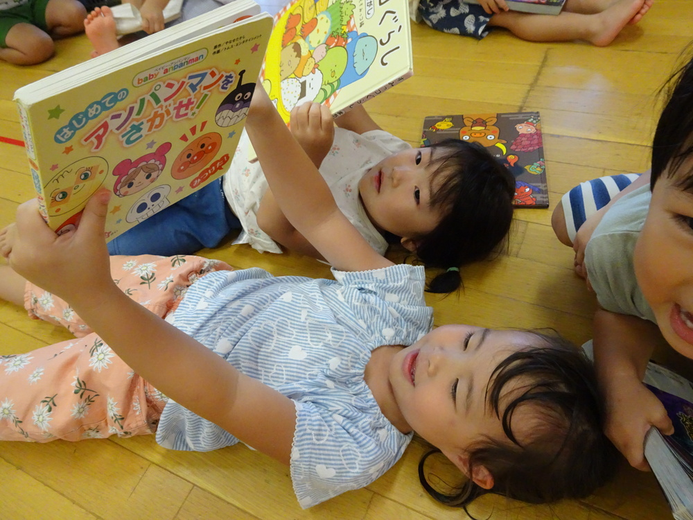 絵本を見る子ども４