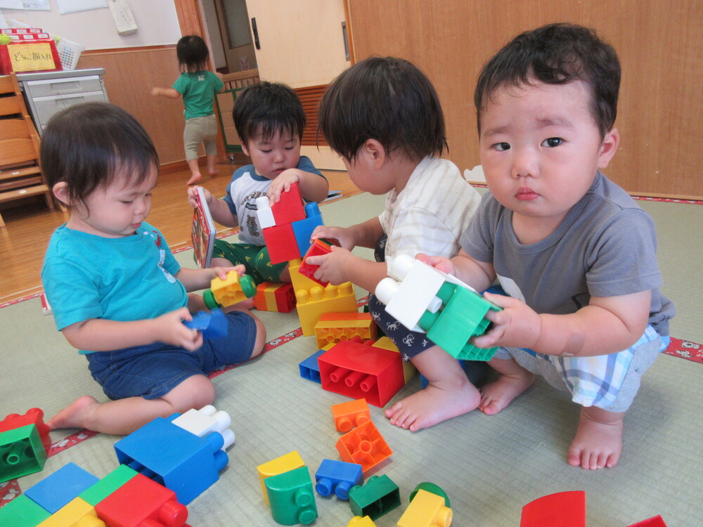 ブロックで遊んでいる様子