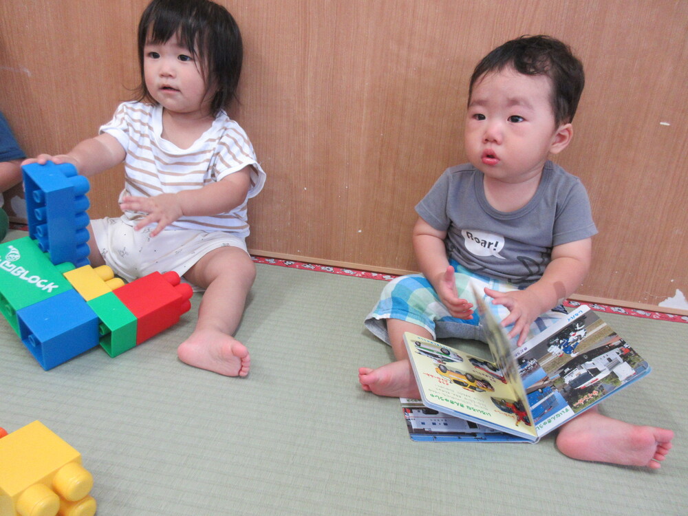 ブロックで遊んでいる様子