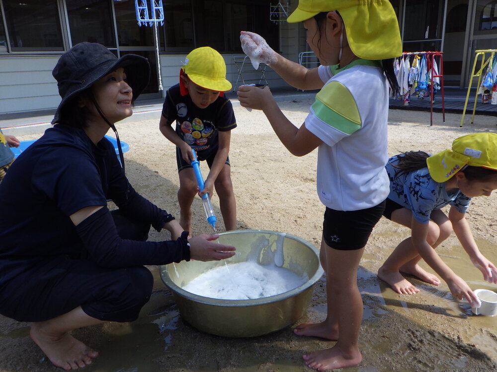 泥んこ遊びの様子