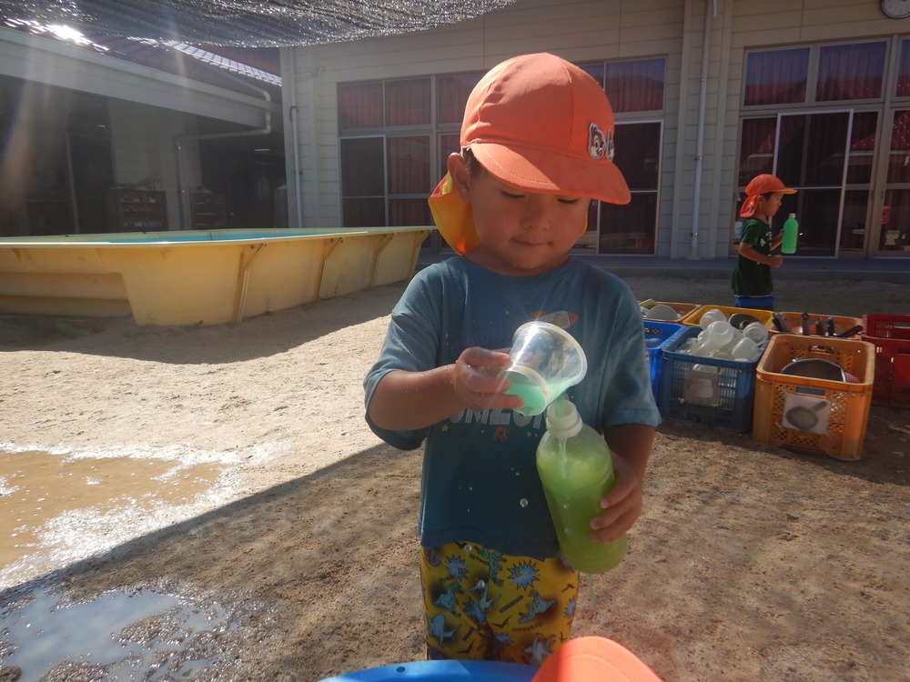 色水遊びをしている子ども